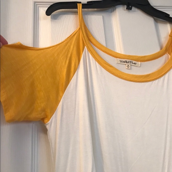 Cold shoulder T-shirt - Picture 3 of 3